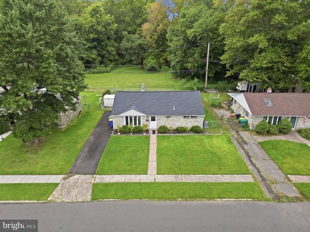 2605 WOODLAWN DR, Bristol, PA 19007