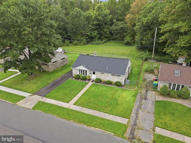 2605 WOODLAWN DR, Bristol, PA 19007