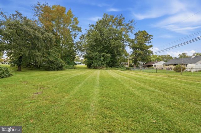 2605 WOODLAWN DR, Bristol, PA 19007