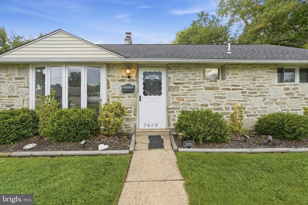 2605 WOODLAWN DR, Bristol, PA 19007