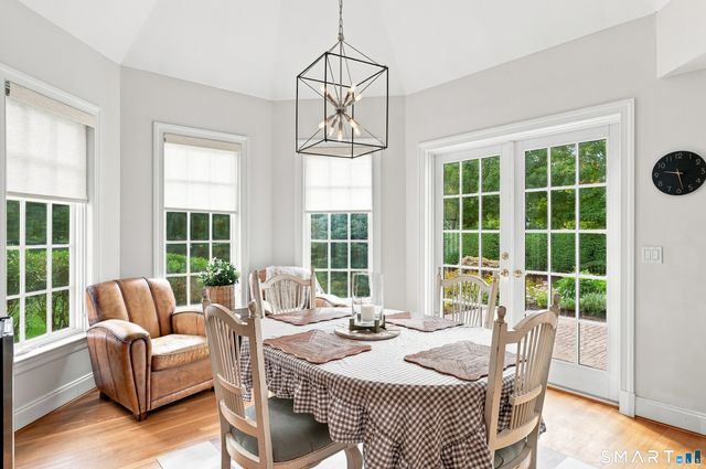 9 Whitehall Court, Middlebury, CT 06762