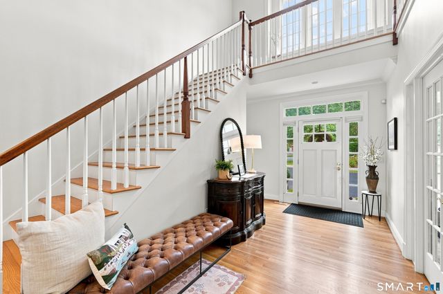 9 Whitehall Court, Middlebury, CT 06762