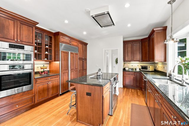 9 Whitehall Court, Middlebury, CT 06762