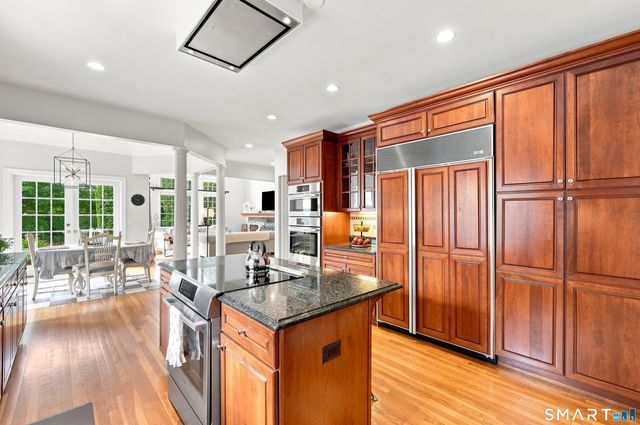 9 Whitehall Court, Middlebury, CT 06762