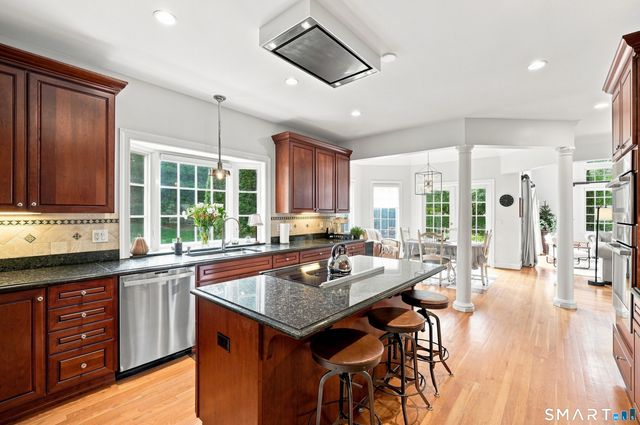 9 Whitehall Court, Middlebury, CT 06762