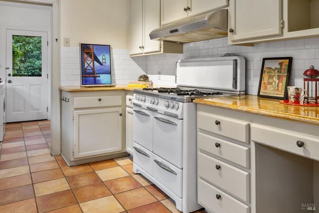 872 Carr Ave, Santa Rosa, CA 95404