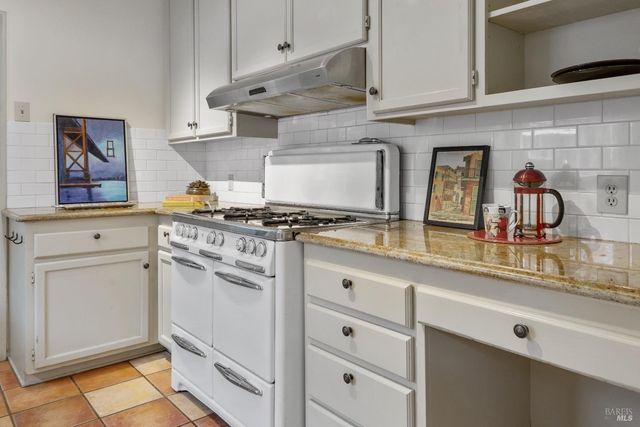 872 Carr Ave, Santa Rosa, CA 95404