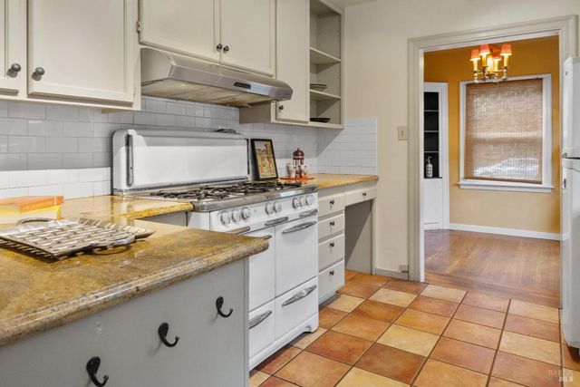 872 Carr Ave, Santa Rosa, CA 95404