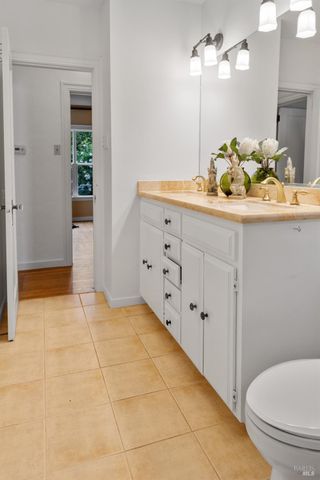 872 Carr Ave, Santa Rosa, CA 95404