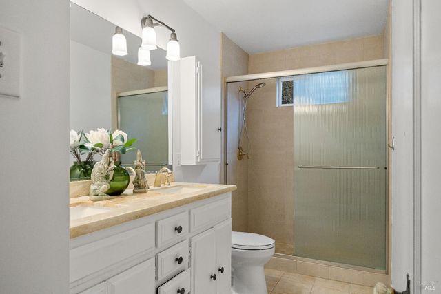 872 Carr Ave, Santa Rosa, CA 95404