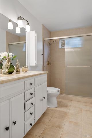 872 Carr Ave, Santa Rosa, CA 95404