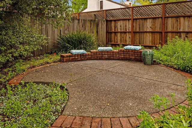 872 Carr Ave, Santa Rosa, CA 95404