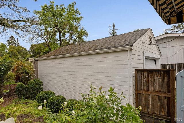 872 Carr Ave, Santa Rosa, CA 95404