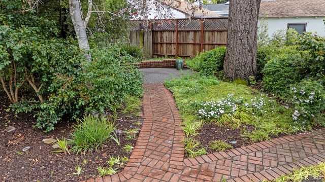 872 Carr Ave, Santa Rosa, CA 95404