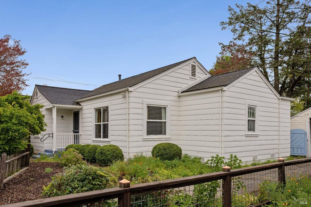 872 Carr Ave, Santa Rosa, CA 95404