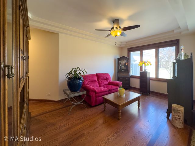 9030 Elm Avenue, Burr Ridge, IL 60527