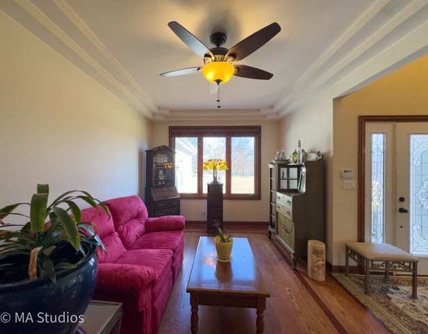 9030 Elm Avenue, Burr Ridge, IL 60527