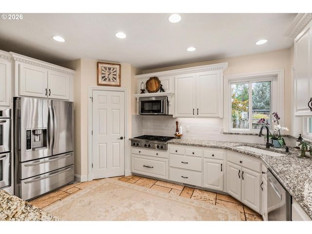 875 Nw PEBBLE BEACH Way, Beaverton, OR 97006