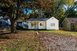 99 Calvert Avenue, Waterford, MI 48328