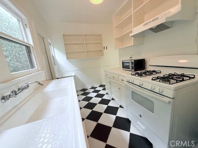 2428 S Dunsmuir, Los Angeles, CA 90016