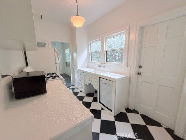 2428 S Dunsmuir, Los Angeles, CA 90016