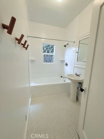 2428 S Dunsmuir, Los Angeles, CA 90016