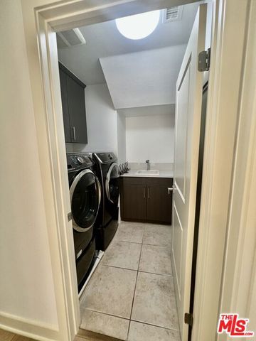 5849 S Sparrow Court, Los Angeles, CA 90094