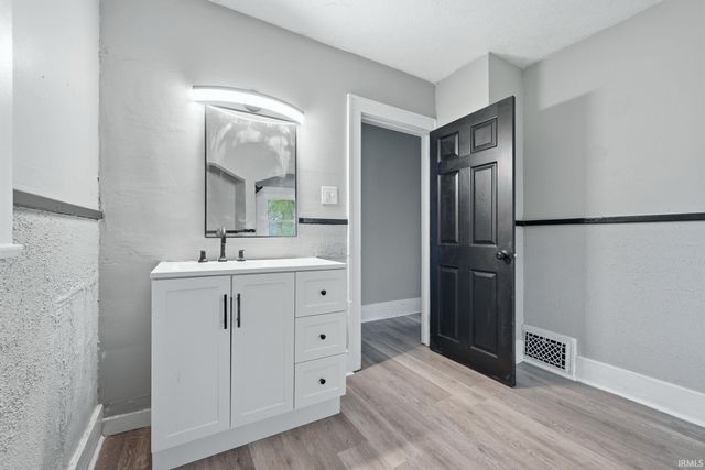 2209 Curdes Avenue, Fort Wayne, IN 46805