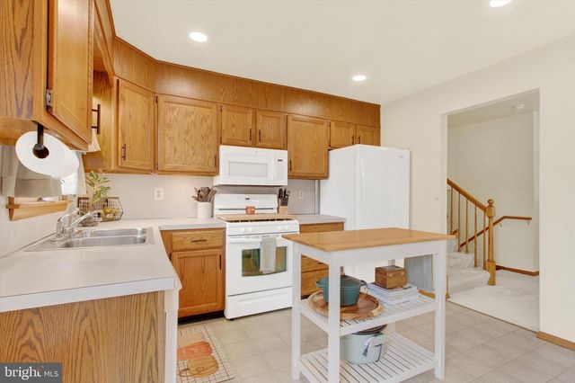 1 CARDINAL DR, Hanover, PA 17331