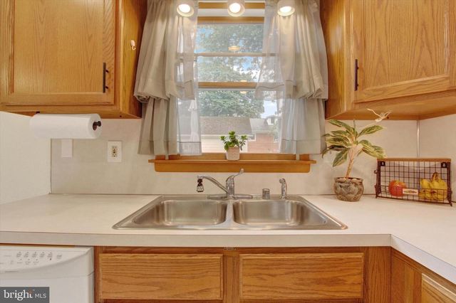 1 CARDINAL DR, Hanover, PA 17331