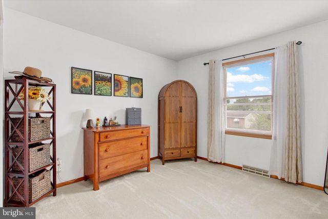 1 CARDINAL DR, Hanover, PA 17331