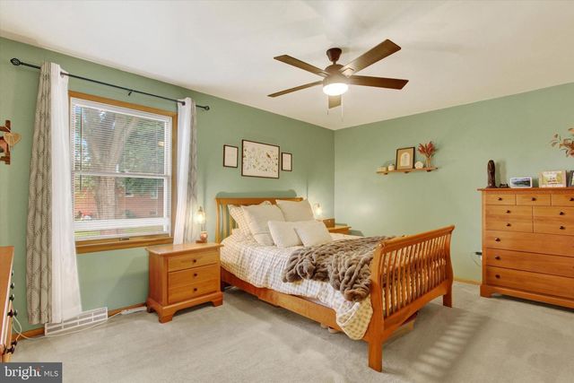 1 CARDINAL DR, Hanover, PA 17331