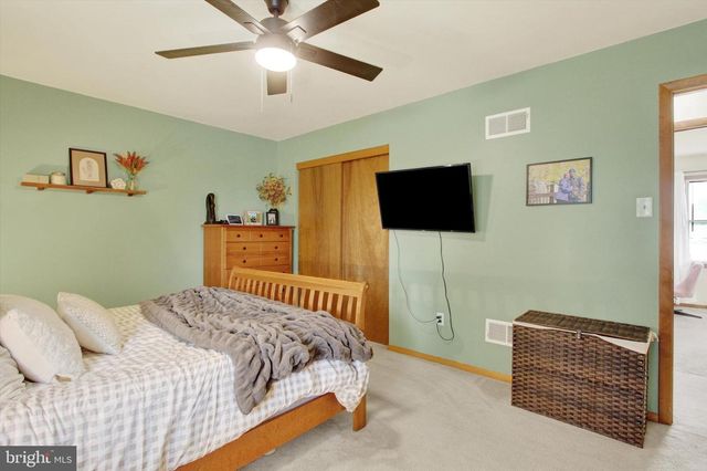 1 CARDINAL DR, Hanover, PA 17331