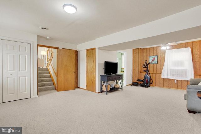 1 CARDINAL DR, Hanover, PA 17331