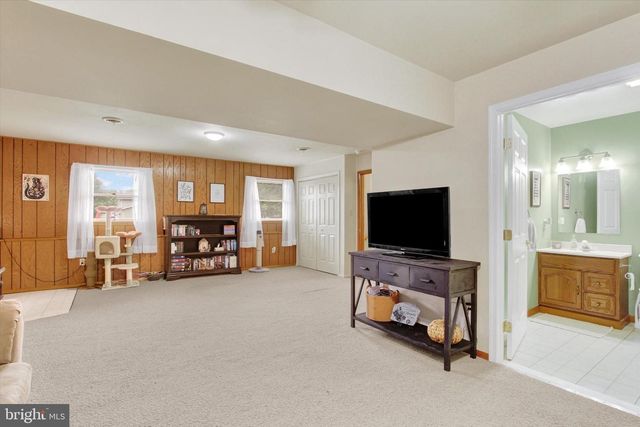 1 CARDINAL DR, Hanover, PA 17331
