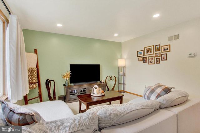1 CARDINAL DR, Hanover, PA 17331