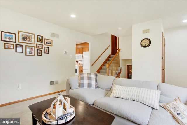 1 CARDINAL DR, Hanover, PA 17331