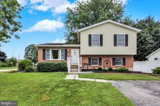 1 CARDINAL DR, Hanover, PA 17331
