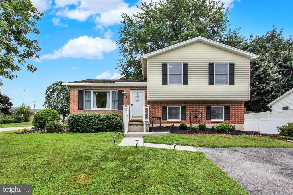 1 CARDINAL DR, Hanover, PA 17331