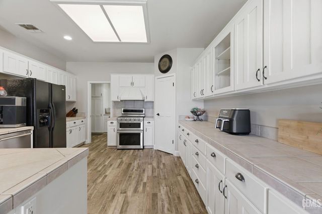 7058 Heatherwood, Bakersfield, CA 93313