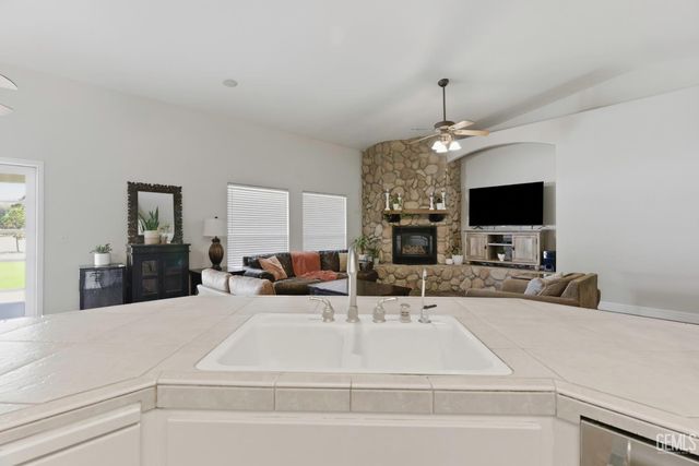 7058 Heatherwood, Bakersfield, CA 93313