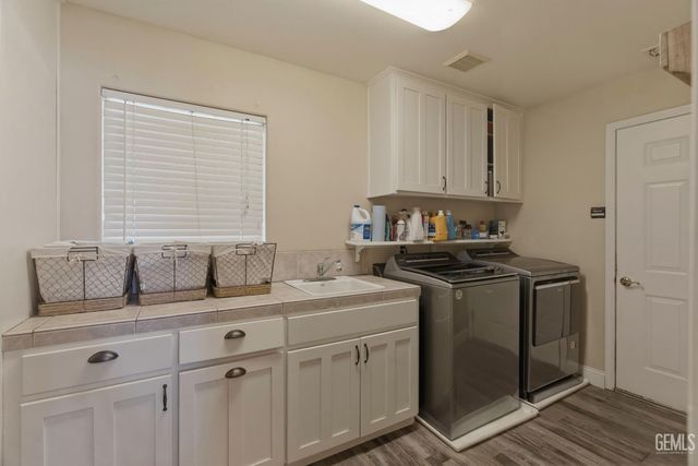 7058 Heatherwood, Bakersfield, CA 93313