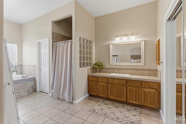 7058 Heatherwood, Bakersfield, CA 93313