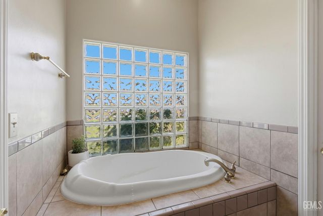 7058 Heatherwood, Bakersfield, CA 93313