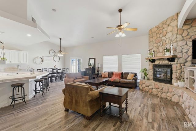 7058 Heatherwood, Bakersfield, CA 93313