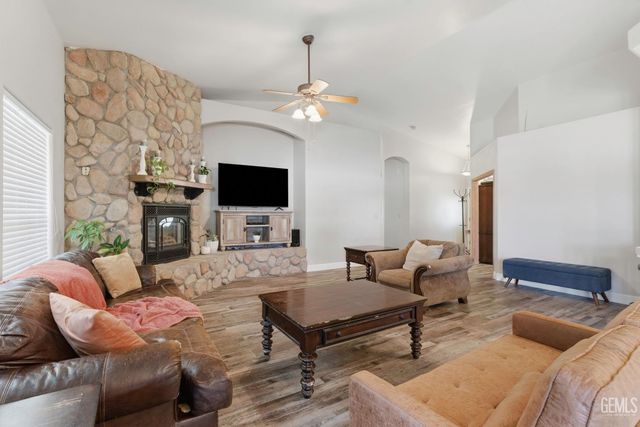 7058 Heatherwood, Bakersfield, CA 93313