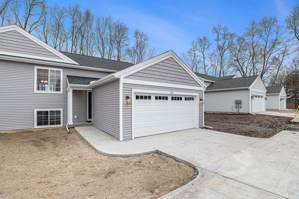 215 S Broadway Street, Thornapple Twp, MI 49333