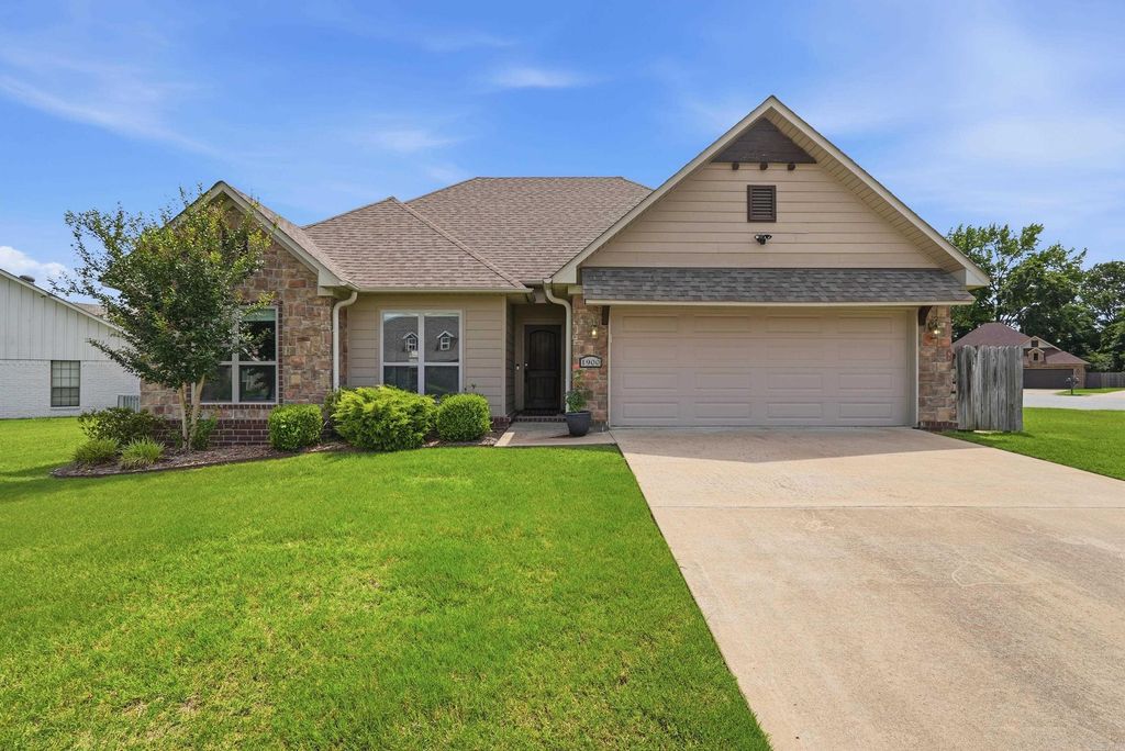 1900 Massee Gdns, Conway, AR 72034