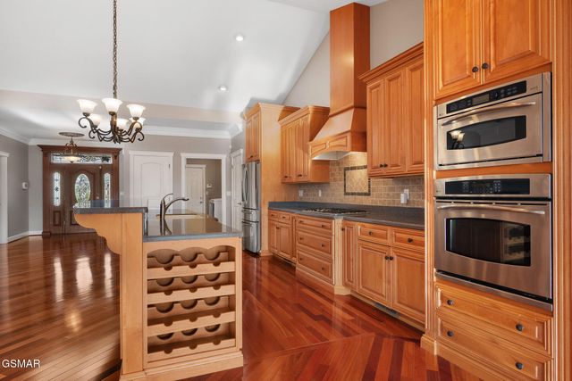 1811 Jordans Creek Way, Sevierville, TN 37876