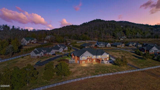 1811 Jordans Creek Way, Sevierville, TN 37876